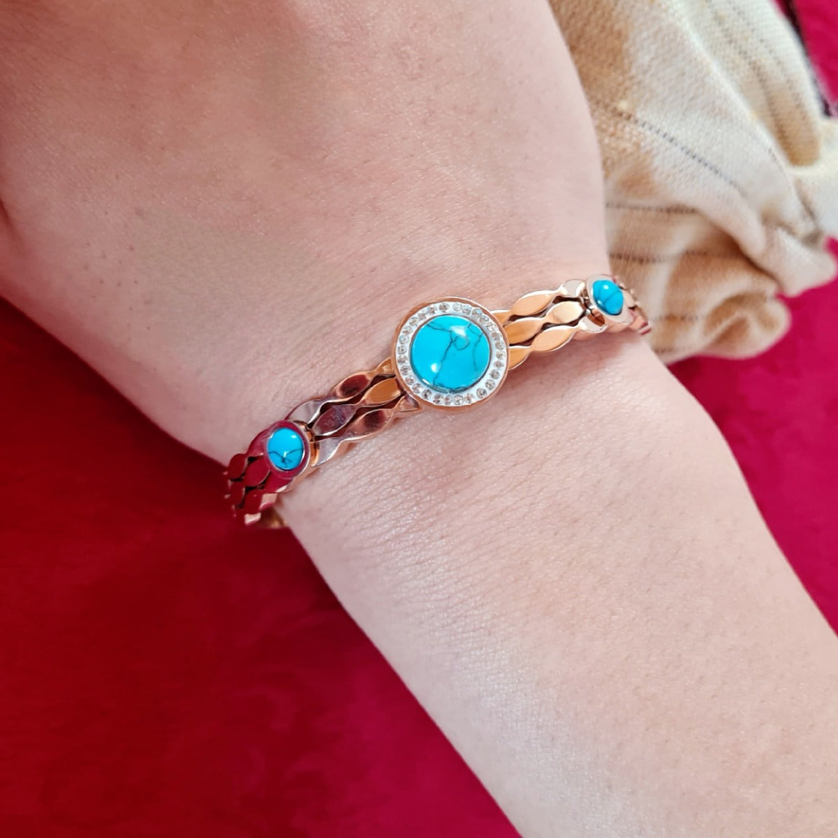 Goldenes Armband mit blauem Stein