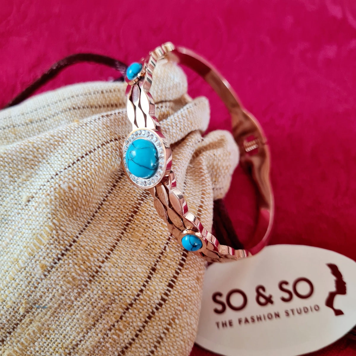 Goldenes Armband mit blauem Stein