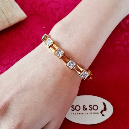 Goldenes Armband mit quadratischen Steinen